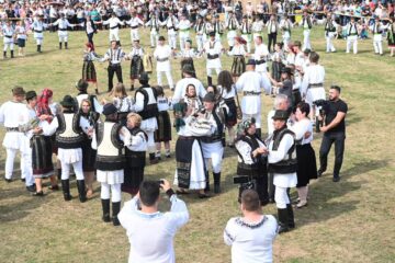 Gheorghe Flutur și soția sa dansează hora din Bucovina