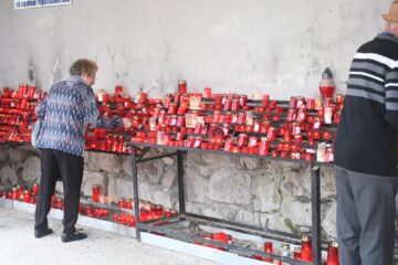 Mii de pelerini catolici s-au rugat pentru pace și sănătate la sanctuarul național marian de la Cacica