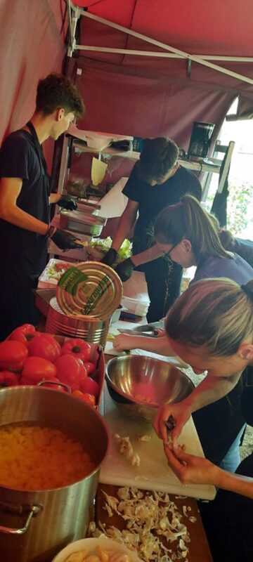 Elevi ai Colegiului Economic au gătit alături de chef Cătălin Scărlătescu