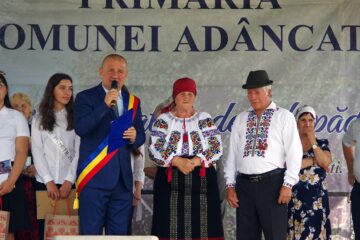 Primarul din Adâncata, Viorel Cucu, a premiat opt cupluri de aur și patru elevi eminenți