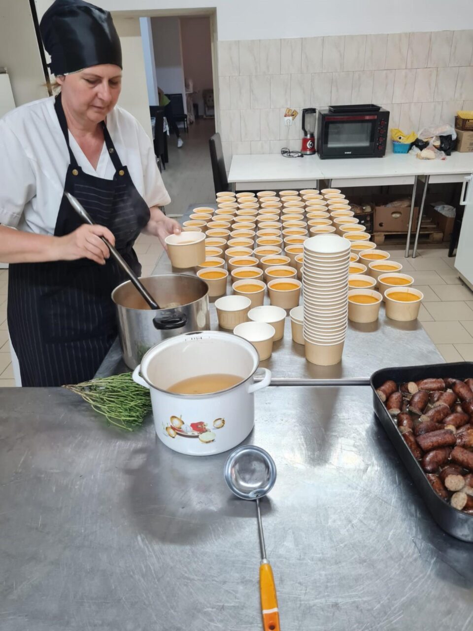 Produse alimentare de circa 15.000 de lei, donate de „Rădăuțiul civic” centrului social Casa Vladimir