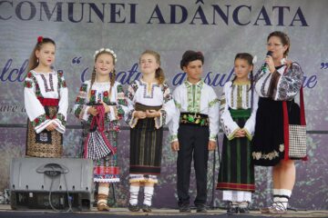 Primarul din Adâncata, Viorel Cucu, a premiat opt cupluri de aur și patru elevi eminenți