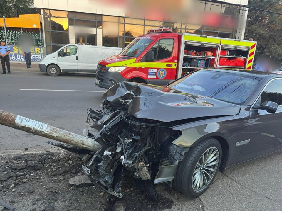 BMW-ul condus haotic și cu viteză de Sergiu Alexandru Strîmbu a fost scăpat de sub control și a intrat violent într-un stâlp BMW-ul condus haotic și cu viteză de Sergiu Alexandru Strîmbu a fost scăpat de sub control și a intrat violent într-un stâlp