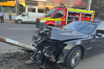 BMW-ul condus haotic și cu viteză de Sergiu Alexandru Strîmbu a fost scăpat de sub control și a intrat violent într-un stâlp