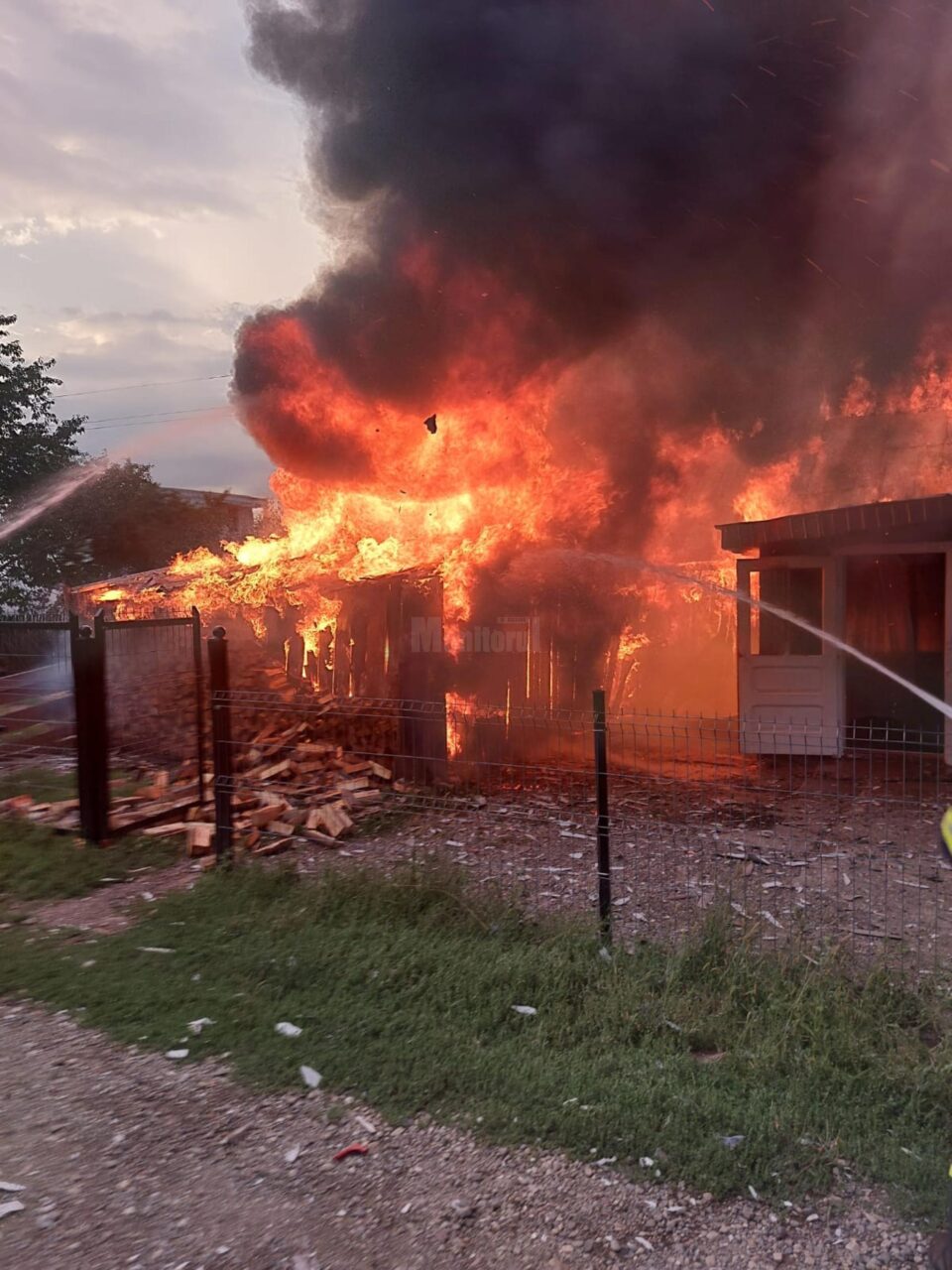 Casă distrusă de un puternic incendiu pus intenționat
