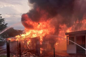 Casă distrusă de un puternic incendiu pus intenționat