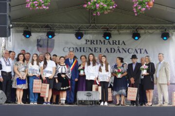 Primăria Adâncata a premiat cuplurile de aur și cei mai buni elevi din comună