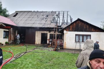 Anexă aflată între două case, în flăcări după ce a fost lovită de trăsnet