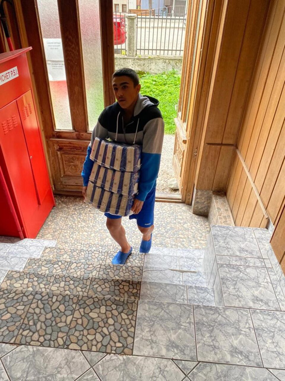 Produse alimentare de circa 15.000 de lei, donate de „Rădăuțiul civic” centrului social Casa Vladimir