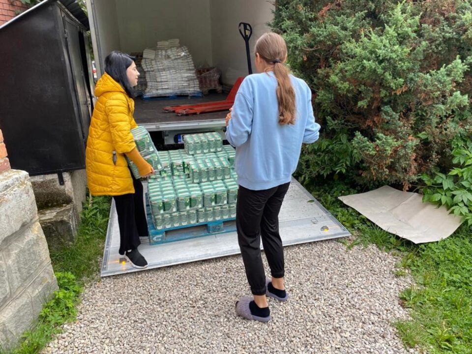 Produse alimentare de circa 15.000 de lei, donate de „Rădăuțiul civic” centrului social Casa Vladimir