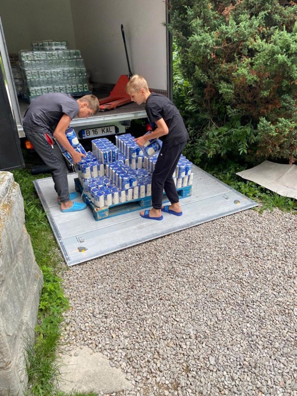 Produse alimentare de circa 15.000 de lei, donate de „Rădăuțiul civic” centrului social Casa Vladimir