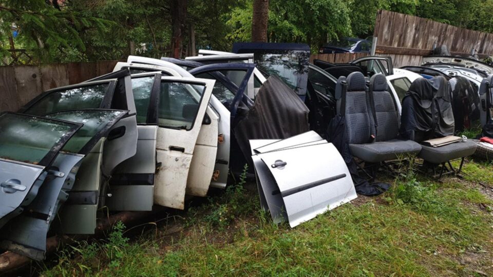 Firmă de dezmembrări auto din Pojorâta, amendată de Garda de Mediu cu 40.000 de lei