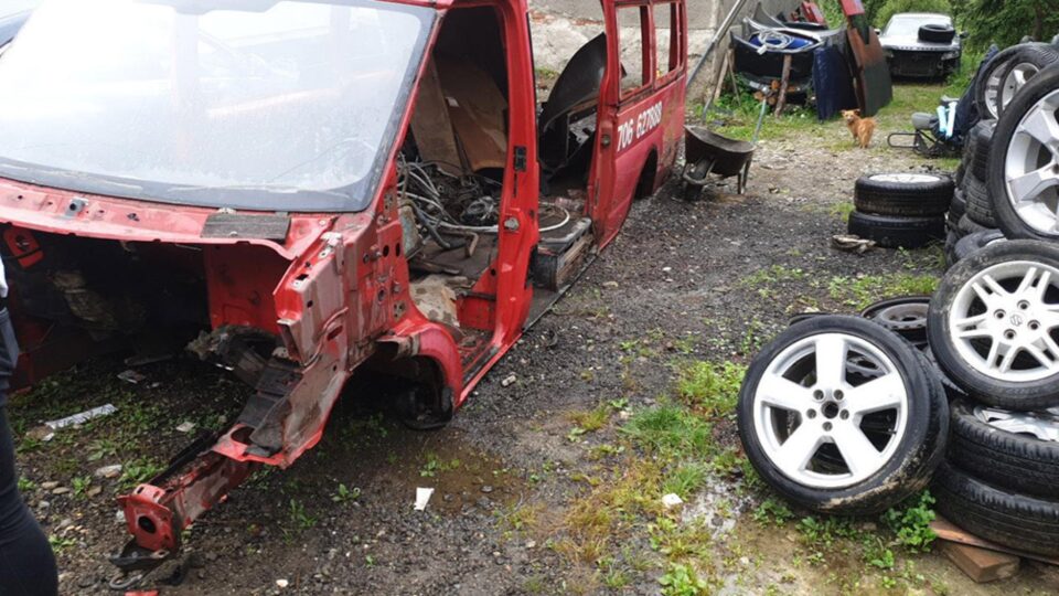 Firmă de dezmembrări auto din Pojorâta, amendată de Garda de Mediu cu 40.000 de lei