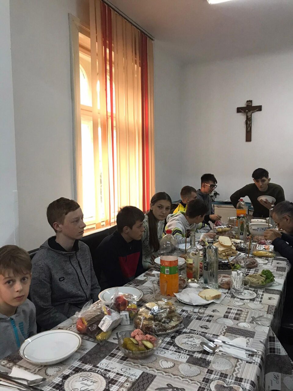Produse alimentare de circa 15.000 de lei, donate de „Rădăuțiul civic”