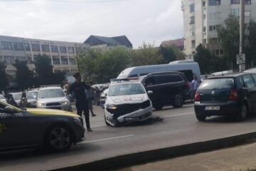 Mașină de poliție tamponată în trafic, în timp ce era în misiune