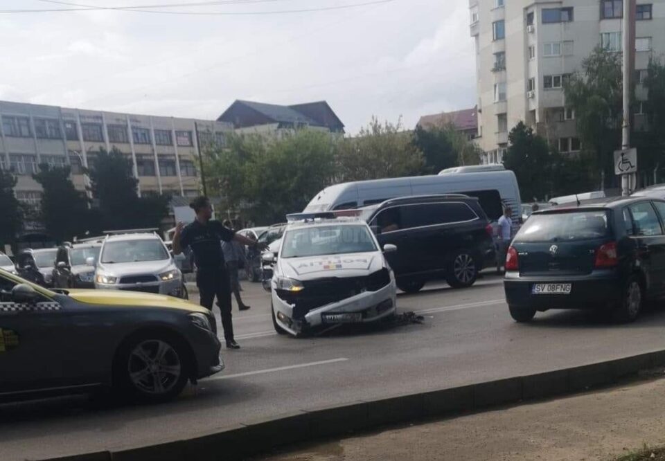 Mașină de poliție tamponată în trafic, în timp ce era în misiune