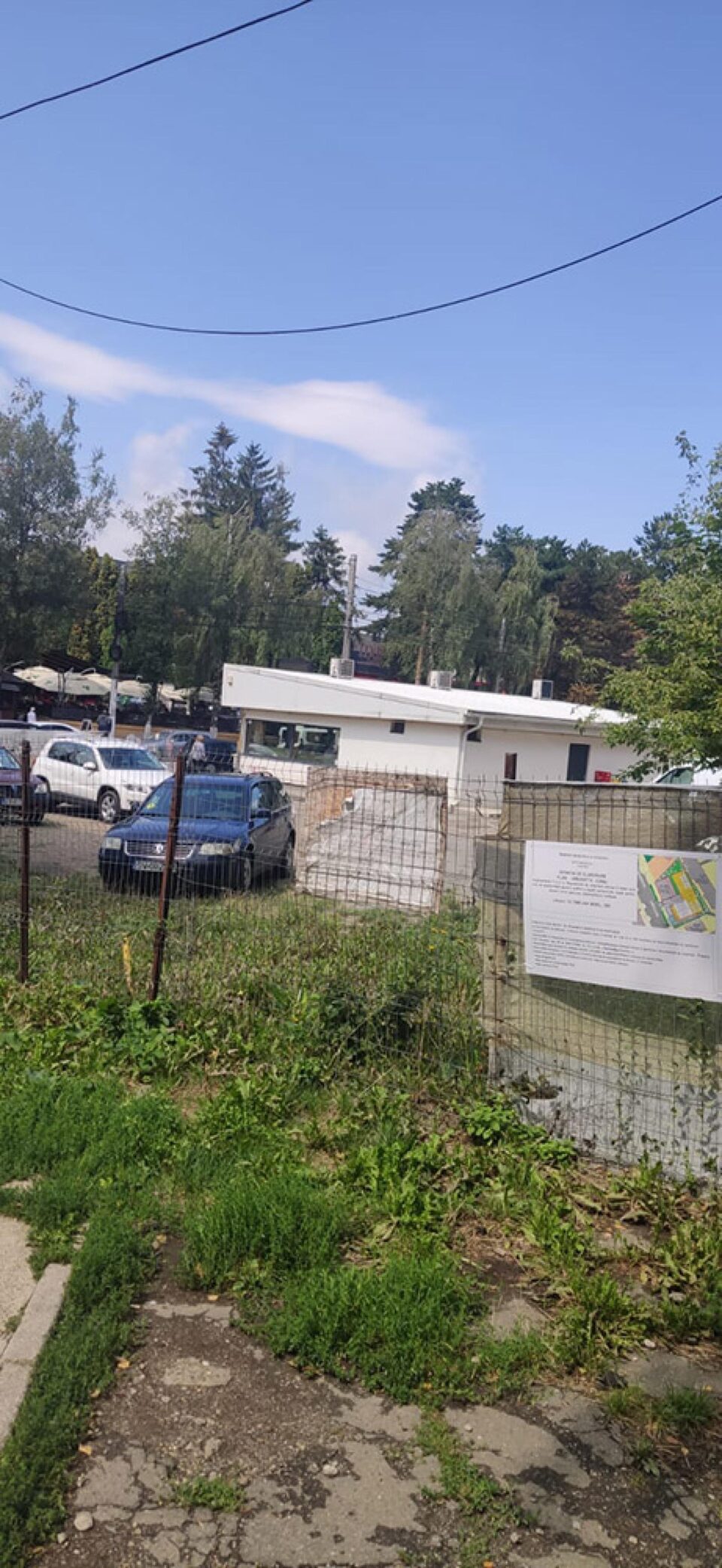 Terenul privat pe care se tot încearcă de ani ridicarea unei construcții, de la bloc cu cinci etaje la spațiu comercial cu cel mult un etaj, mai nou