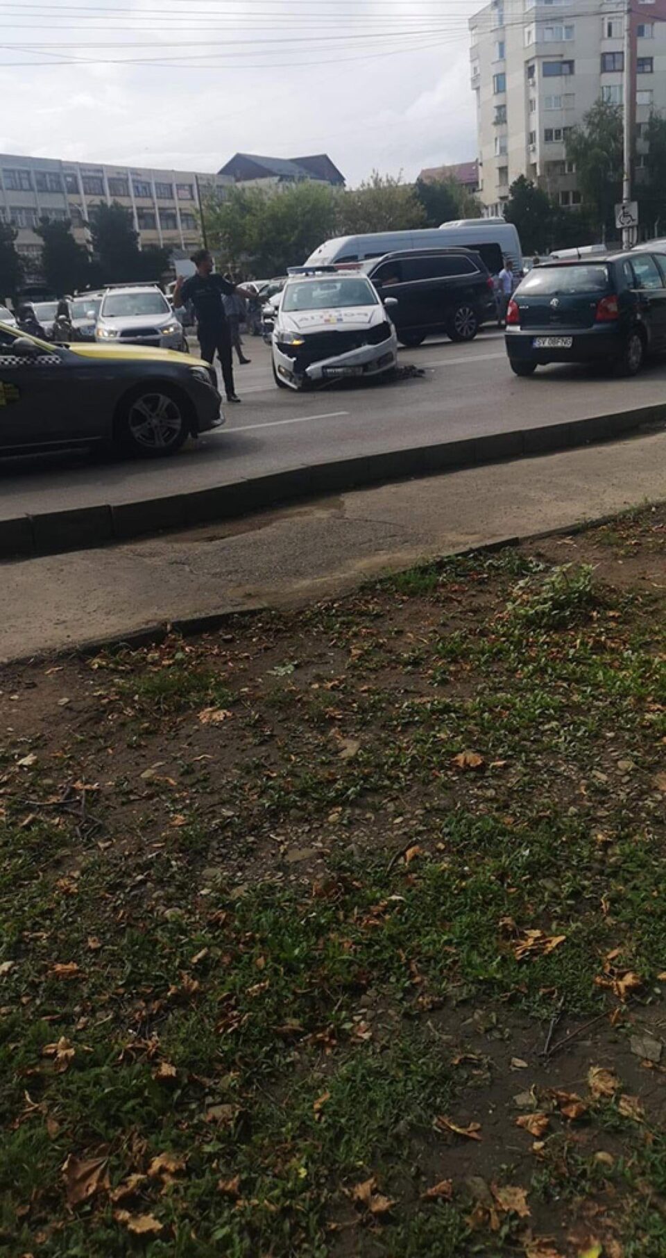 Mașină de poliție tamponată în trafic, în timp ce era în misiune