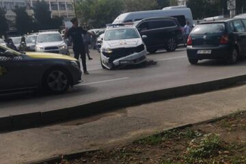 Mașină de poliție tamponată în trafic, în timp ce era în misiune