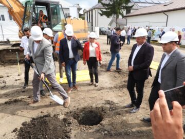 Îngroparea „capsulei timpului” de către ministrul Dezvoltarii, Cseke Attila