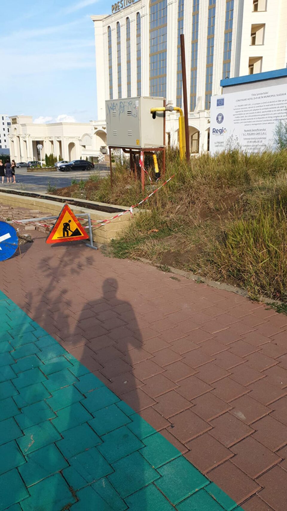 Pietoni obligați de primărie să meargă pe carosabil, pe unul dintre cele mai circulate bulevarde din municipiul Suceava