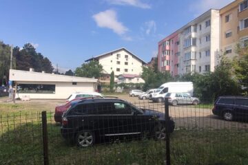 Terenul privat pe care se tot încearcă de ani ridicarea unei construcții, de la bloc cu cinci etaje la spațiu comercial cu cel mult un etaj, mai nou