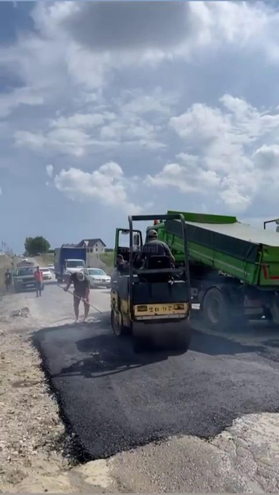 Câțiva metri din drumul județean abandonat de la Bosanci, asfaltați de localnici