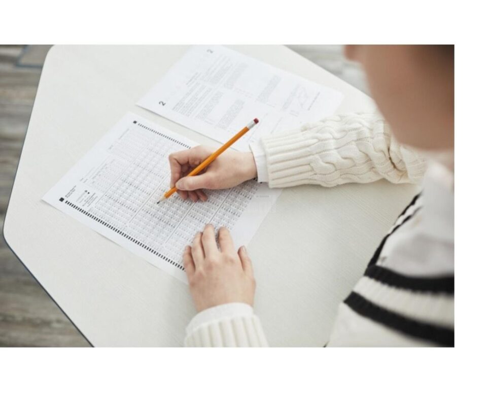 Doi candidați care aveau telefoanele la ei au fost eliminați de la ultima probă scrisă a bacului Doi candidați care aveau telefoanele la ei au fost eliminați de la ultima probă scrisă a bacului