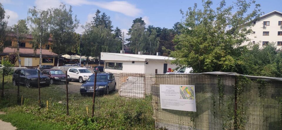 Terenul privat pe care se tot încearcă de ani ridicarea unei construcții, de la bloc cu cinci etaje la spațiu comercial cu cel mult un etaj, mai nou