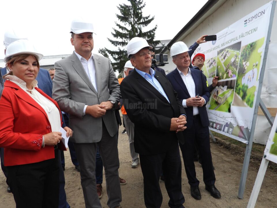 Ministrul Dezvoltarii, Cseke Attila, directorului general al CNI, Manuela Irina Pătrășcoiu și președintele CJ, Gheoghe Flutur, la șantierul creșei de la Fălticeni