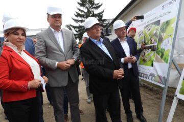 Ministrul Dezvoltarii, Cseke Attila, directorului general al CNI, Manuela Irina Pătrășcoiu și președintele CJ, Gheoghe Flutur, la șantierul creșei de la Fălticeni