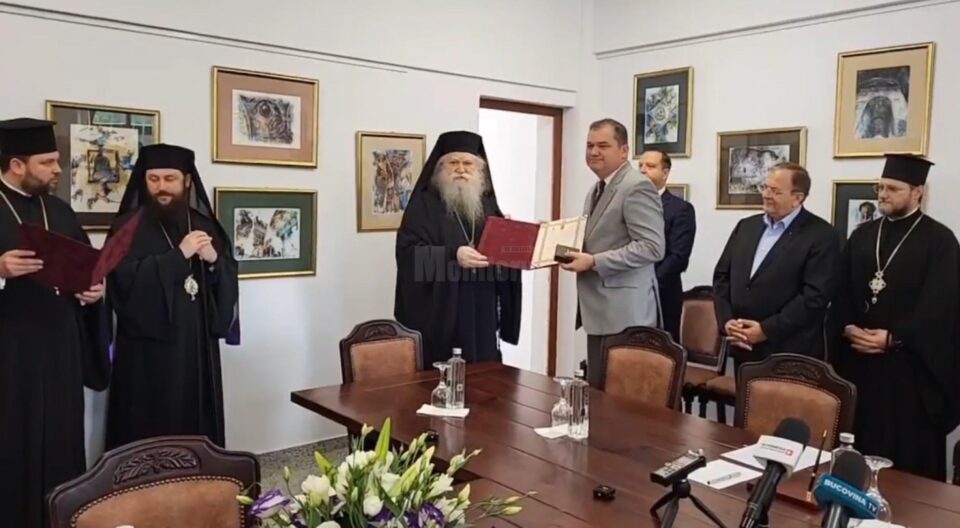 „Crucea Bucovinei”, conferită de ÎPS Calinic ministrului Cseke Attila, după semnarea contractului pentru restaurarea Mănăstirii Sf. Ioan „Crucea Bucovinei”, conferită de ÎPS Calinic ministrului Cseke Attila, după semnarea contractului pentru restaurarea Mănăstirii Sf. Ioan
