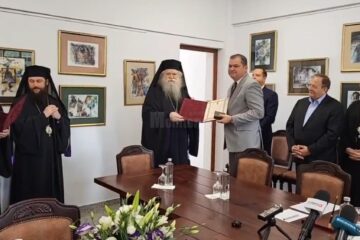 „Crucea Bucovinei”, conferită de ÎPS Calinic ministrului Cseke Attila, după semnarea contractului pentru restaurarea Mănăstirii Sf. Ioan