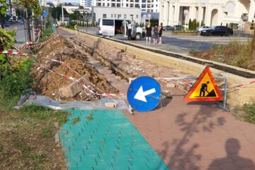 Pietoni obligați de primărie să meargă pe carosabil, pe unul dintre cele mai circulate bulevarde din municipiul Suceava