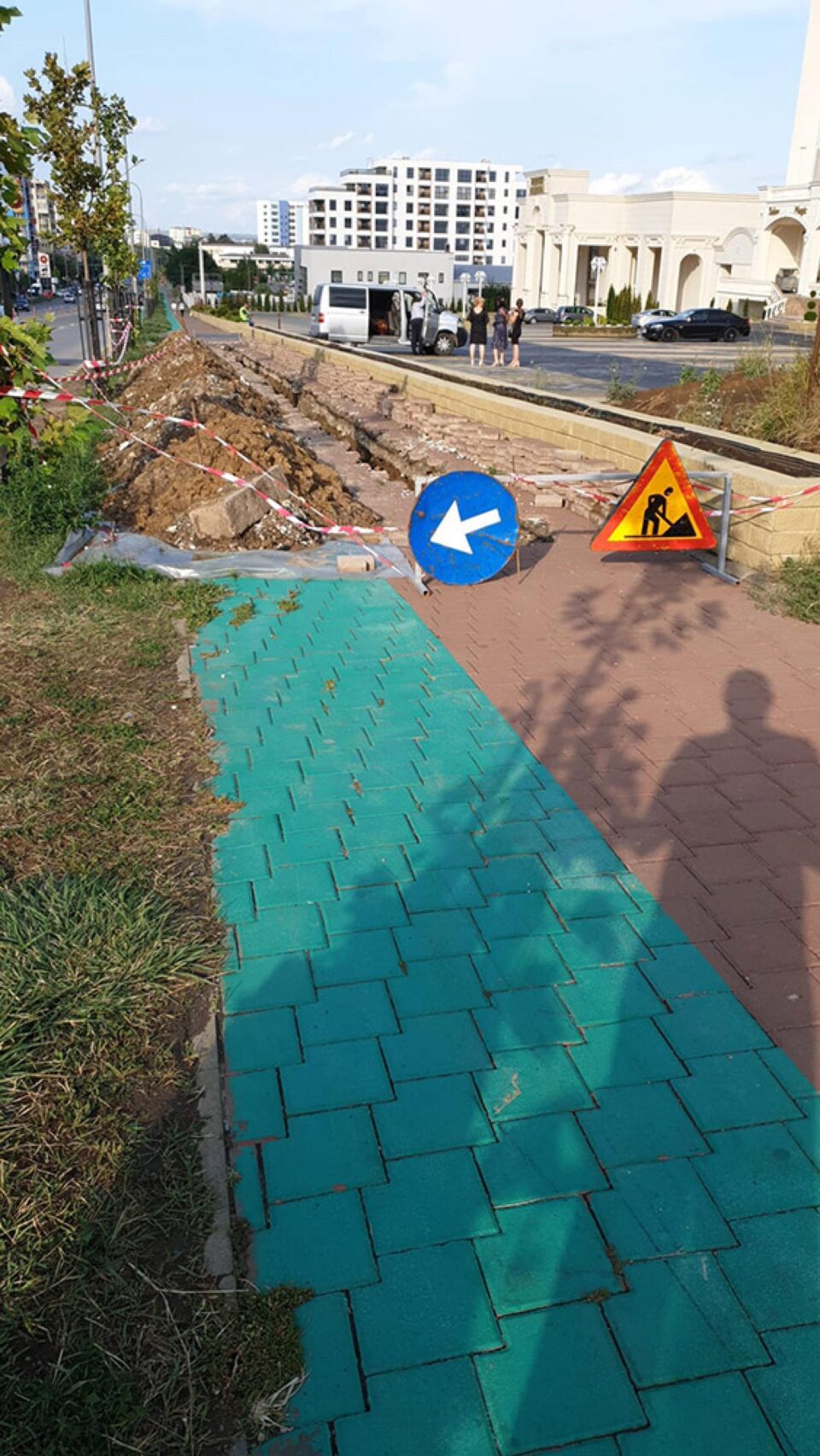 Pietoni obligați de primărie să meargă pe carosabil, pe unul dintre cele mai circulate bulevarde din municipiul Suceava