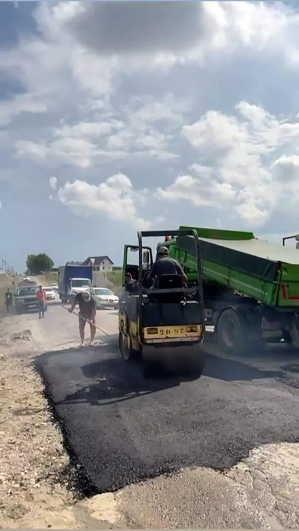 Câțiva metri din drumul județean abandonat de la Bosanci, asfaltați de localnici