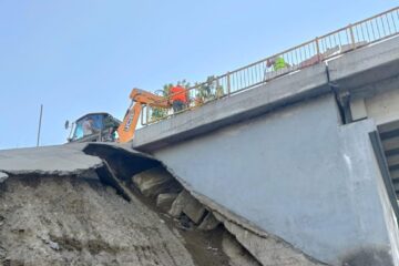 Zona podului unde s-a produs surparea