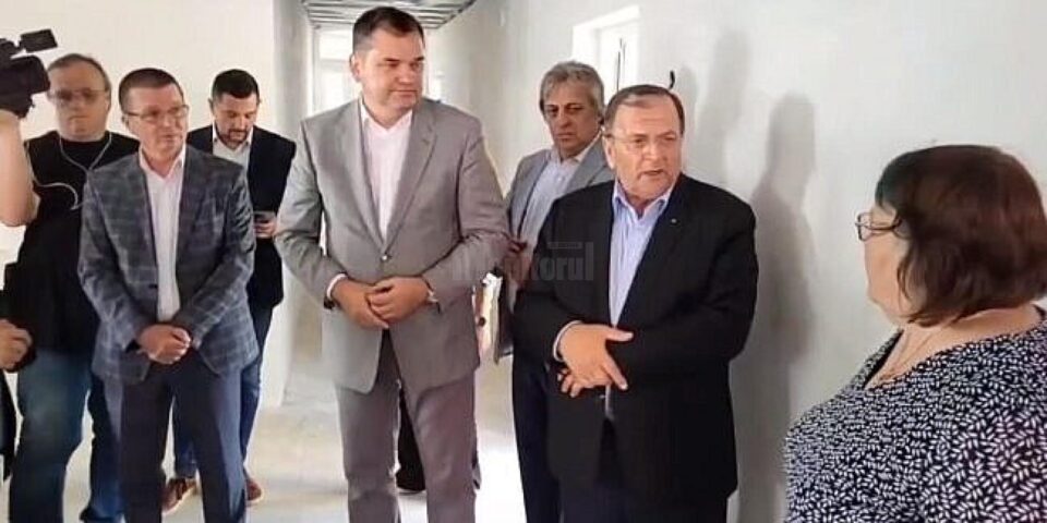 Grădinița a fost vizitată joi de ministrul Dezvoltării, Cseke Atilla, însoțit de Gheorghe Flutur, președintele Consiliului Județean Suceava