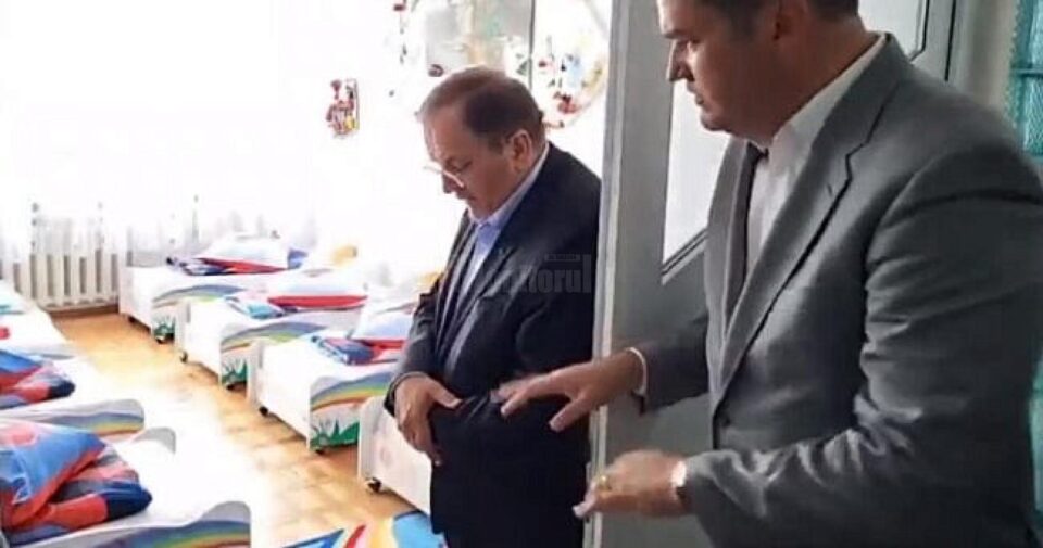 Grădinița a fost vizitată joi de ministrul Dezvoltării, Cseke Atilla, însoțit de Gheorghe Flutur, președintele Consiliului Județean Suceava