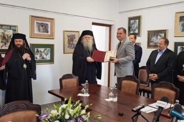 „Crucea Bucovinei”, conferită de ÎPS Calinic ministrului Cseke Attila, după semnarea contractului pentru restaurarea Mănăstirii „Sf. Ioan”