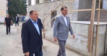 Grădinița a fost vizitată joi de ministrul Dezvoltării, Cseke Atilla, însoțit de Gheorghe Flutur, președintele Consiliului Județean Suceava