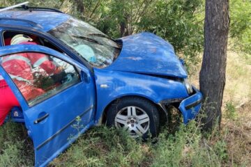 Șofer la spital după ce a intrat cu mașina în copac