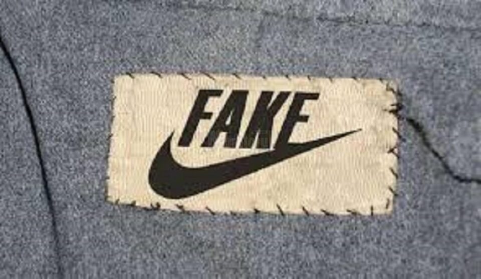 Polițiștii au strâns din piețe haine ”fake” de 25.000 de euro. Foto canal2.md