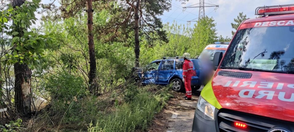 Șofer la spital după ce a intrat cu mașina în copac
