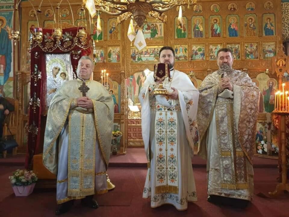 Părintele Constantin Sava (stânga)