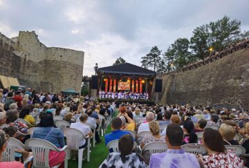 Momente magice în Cetatea Sucevei, la concertul susținut de orchestra „Frații Advahov” cu maestrul Eugen Doga