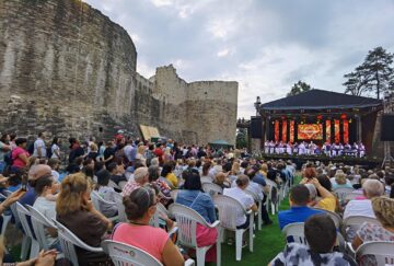 Momente magice în Cetatea Sucevei, la concertul susținut de orchestra „Frații Advahov” cu maestrul Eugen Doga