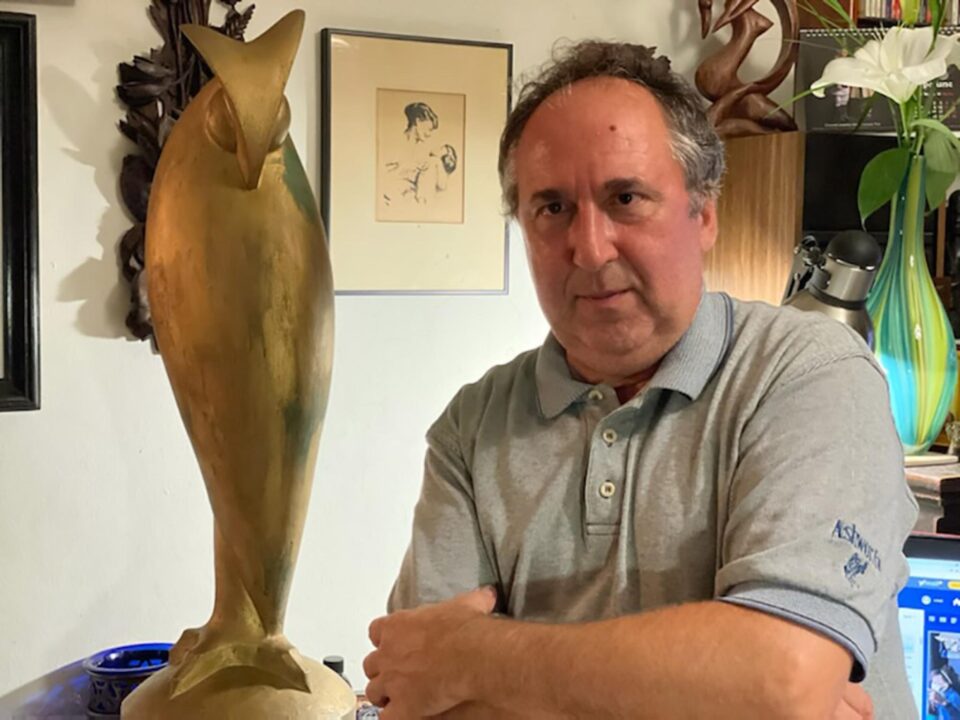 Cristi Boghian, acasă, alături de lucrarea „Bufnița adormită”, bufnița fiind un leit-motiv în opera lui Antonovici. Piesa, proprietate personală, a fost alăturată donației. Cristi Boghian, acasă, alături de lucrarea „Bufnița adormită”, bufnița fiind un leit-motiv în opera lui Antonovici. Piesa, proprietate personală, a fost alăturată donației.