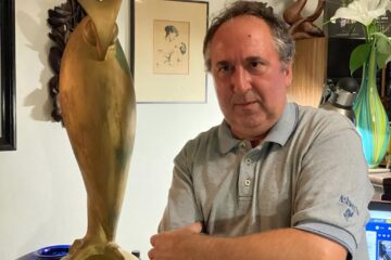 Cristi Boghian, acasă, alături de lucrarea „Bufnița adormită”, bufnița fiind un leit-motiv în opera lui Antonovici. Piesa, proprietate personală, a fost alăturată donației.