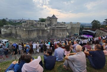 Momente magice în Cetatea Sucevei, la concertul susținut de orchestra „Frații Advahov” cu maestrul Eugen Doga